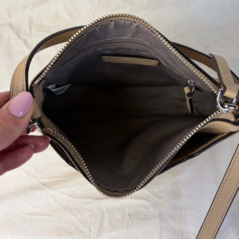 👜 Marc Jacobs Empire City Leather Crossbody – Sandstone | NWT